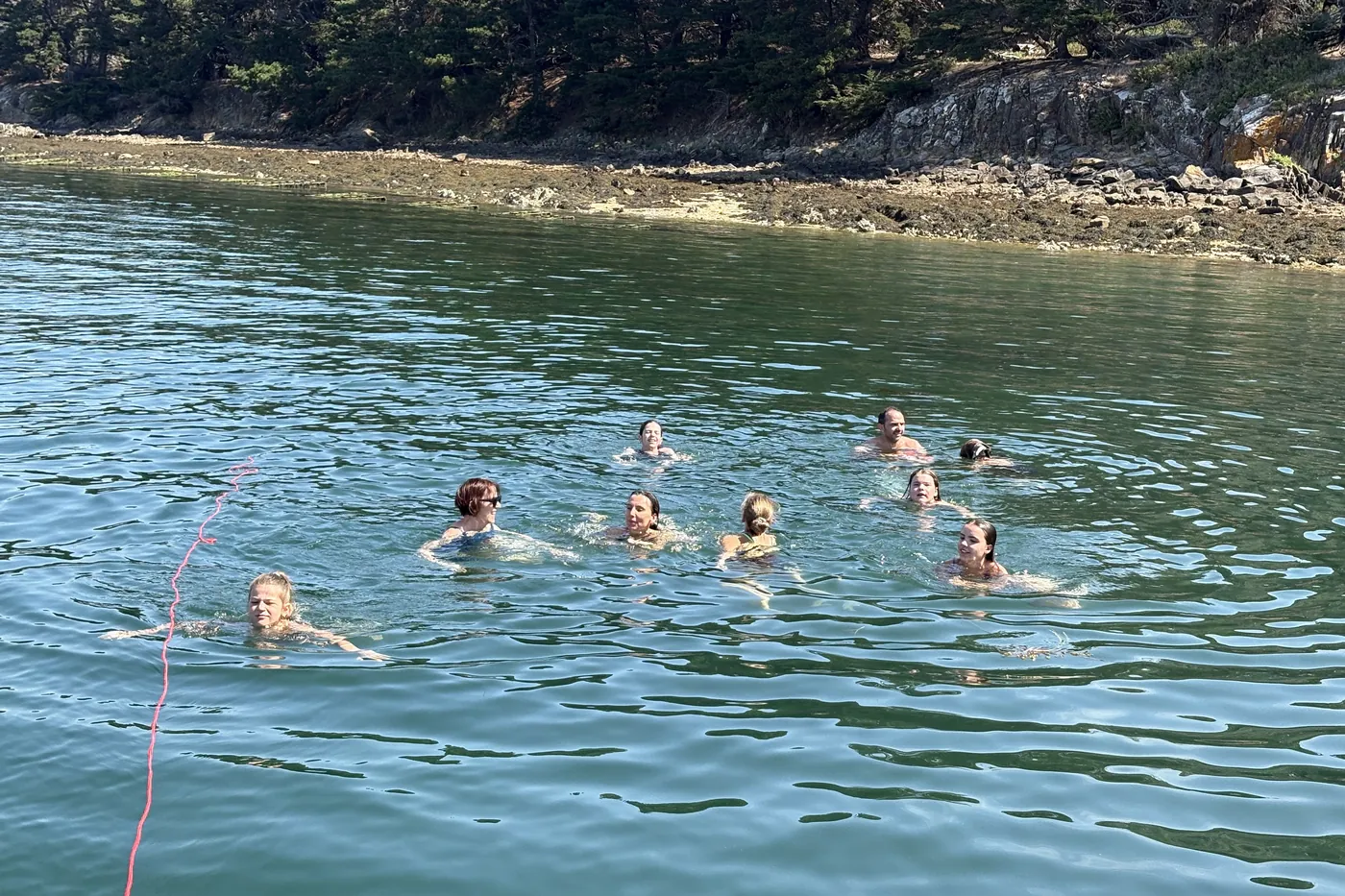 Baignade au mouillage, à l'abri d'une île
