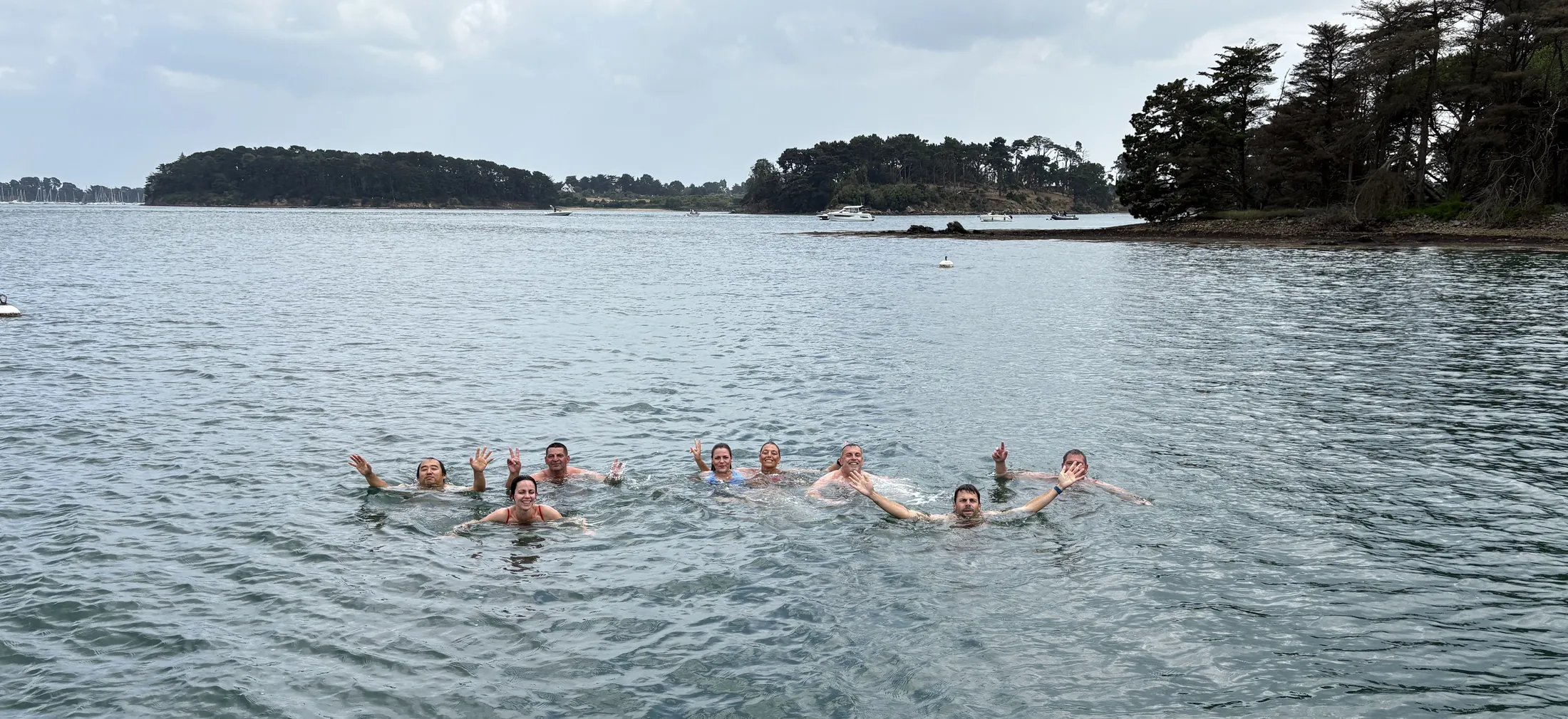 Baignade au mouillage, entre les îles du Golfe
