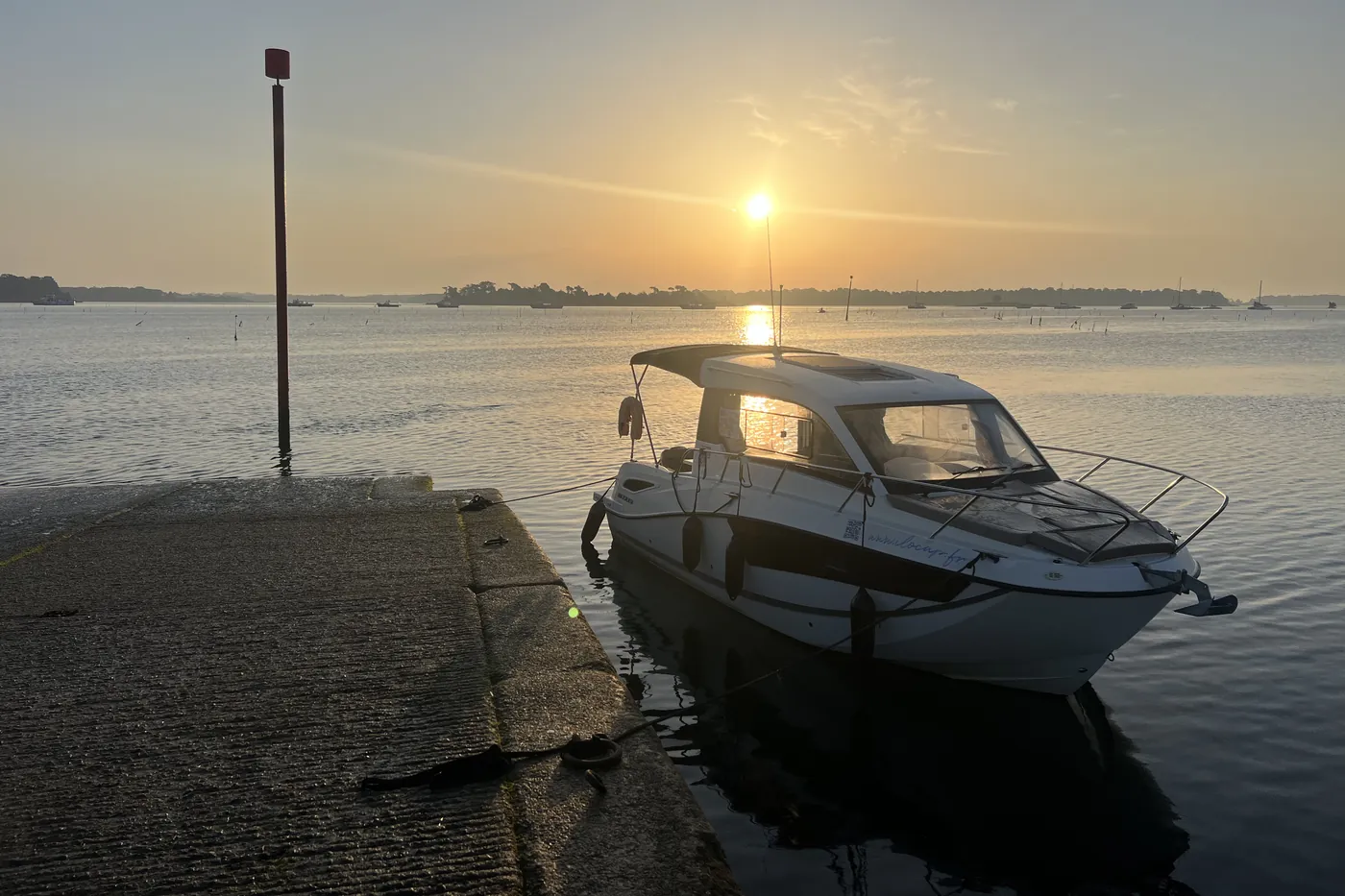 La vedette à la cale, au coucher du soleil