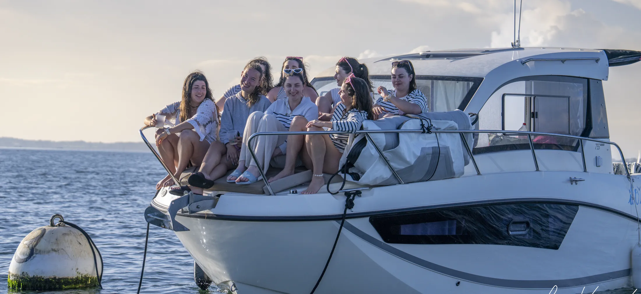 Un groupe réuni à l'avant de la vedette, au mouillage