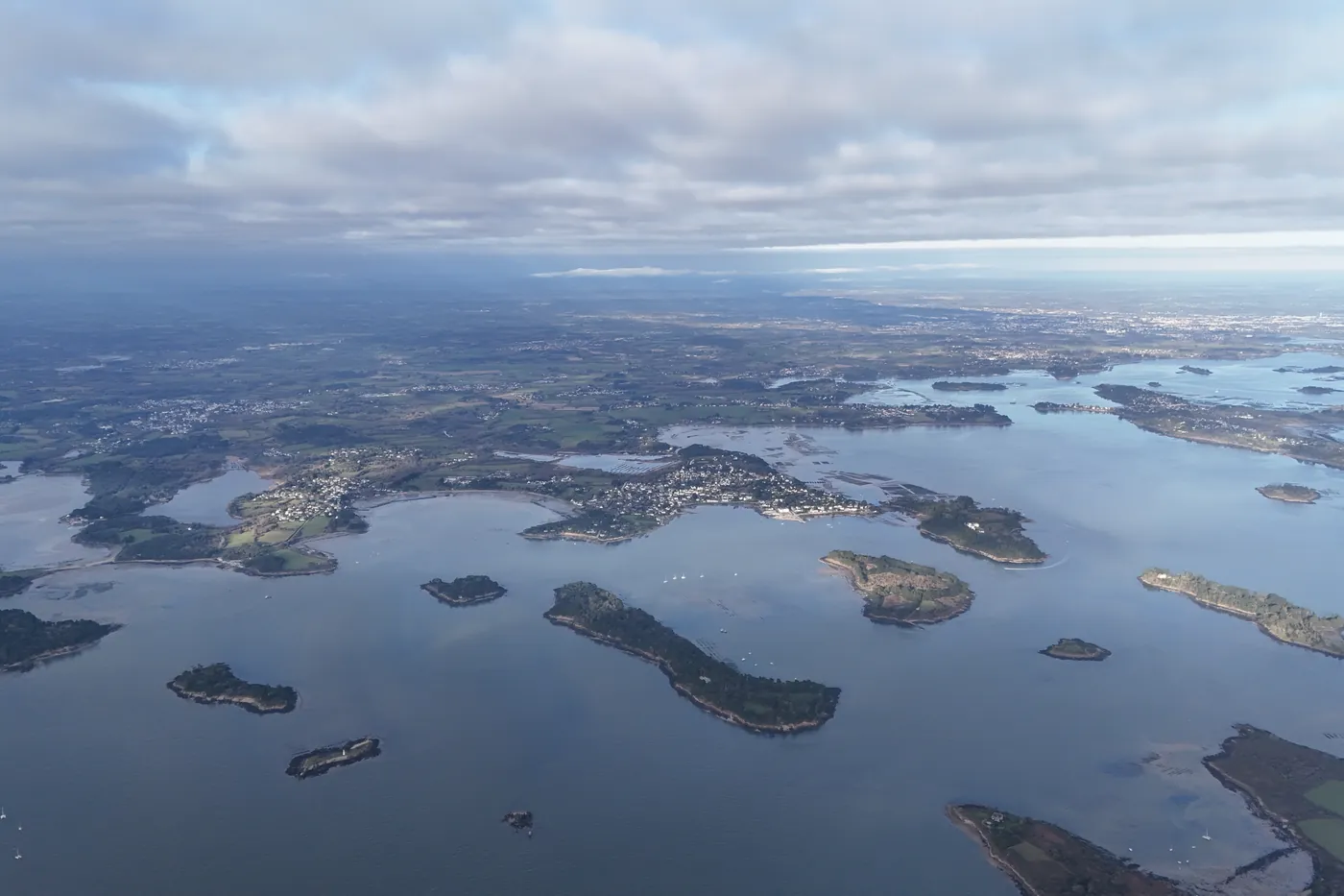 Les îles et îlots du Golfe du Morbihan vus du ciel