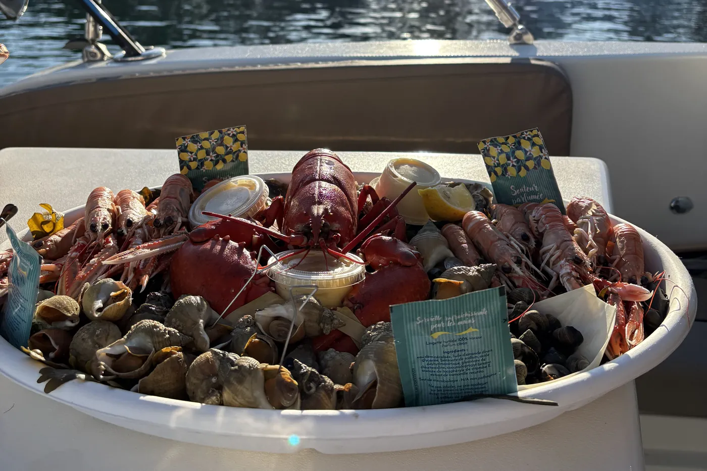 Plateau de fruits de mer servi à bord, au mouillage