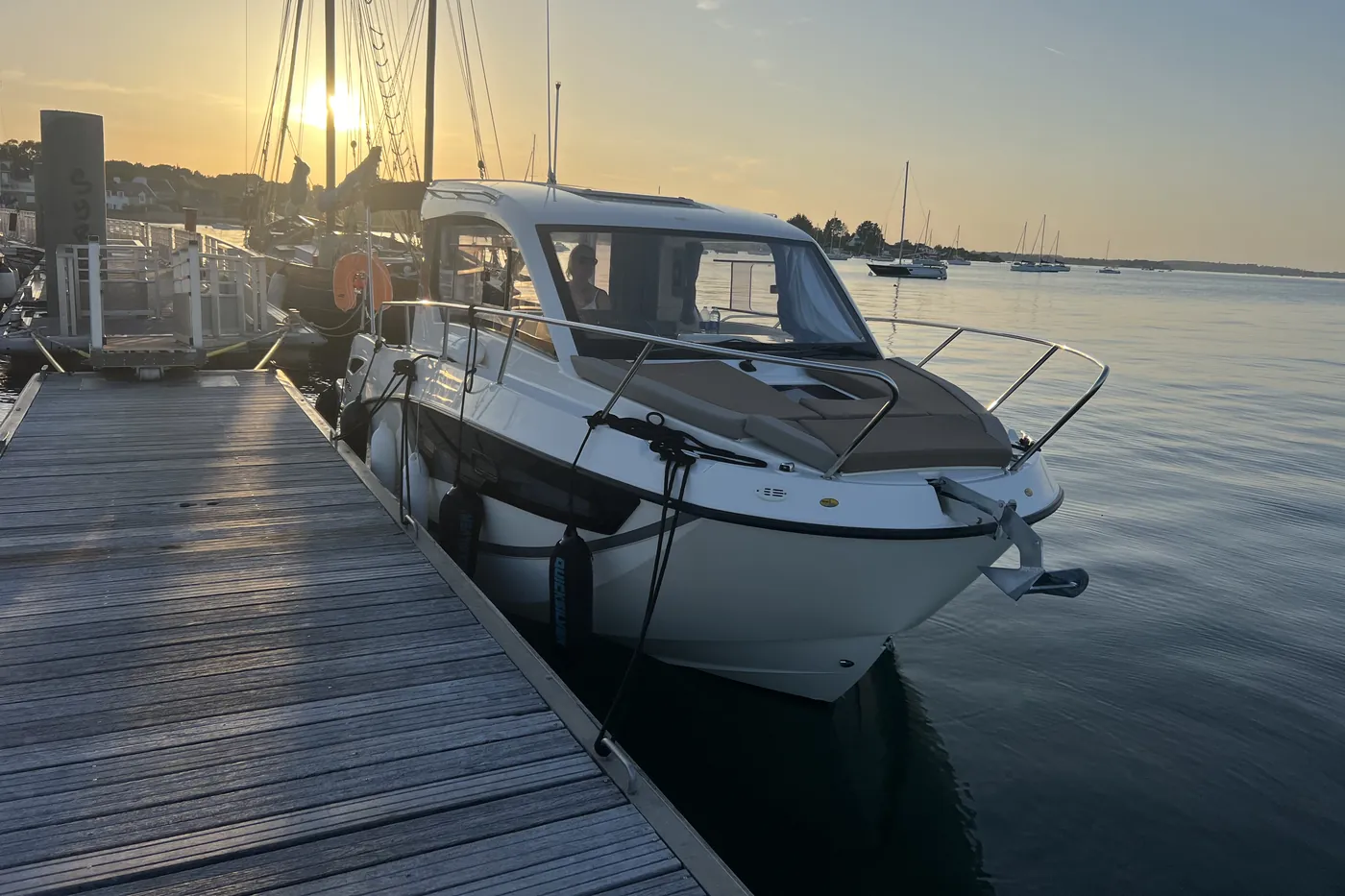 La vedette au ponton, au soleil couchant