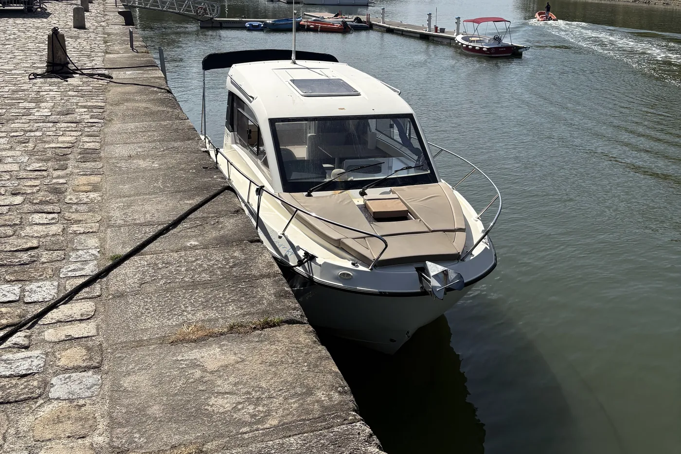 La vedette à quai, sur la rivière