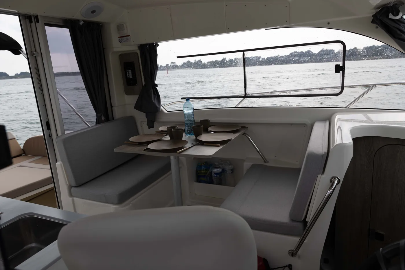 Le carré et le poste de pilotage du Quicksilver 755