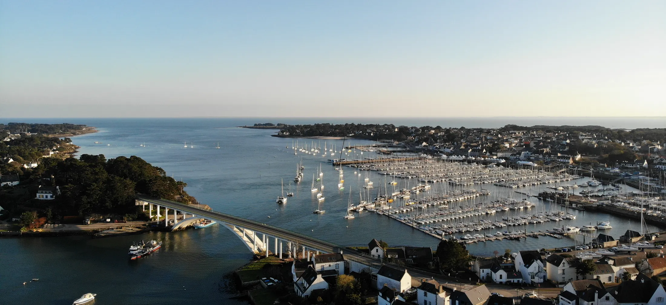 Le port de La Trinité-sur-Mer et le pont de Kerisper, vus du ciel