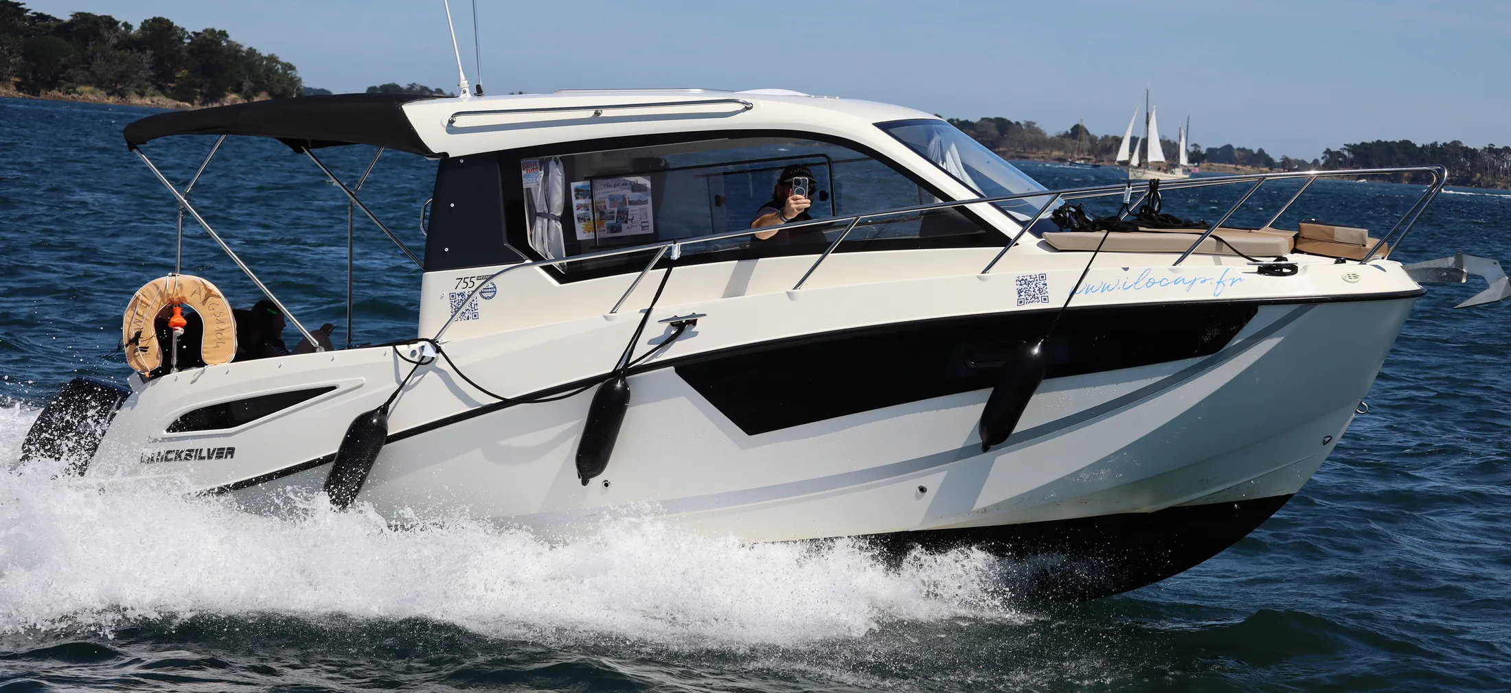 La vedette « Tweet » en navigation dans le Golfe du Morbihan